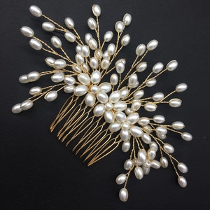 Détail d'un peigne à cheveux de mariée fait main avec perles blanches et fil doré