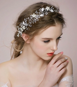 Dettaglio di tralcio per capelli da sposa con cristalli, perle bianche e fiori fini