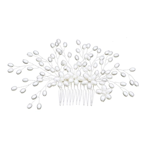 Détail d'un peigne à cheveux de mariée avec perles faites main et fils d'argent