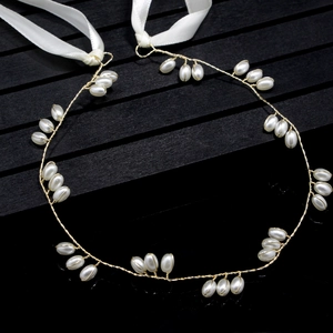 Serre-tête fait main en fil doré avec perles blanches et rubans de satin blanc