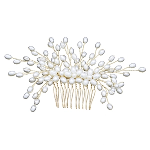 Détail du peigne de mariée fait main avec fil doré et perles blanches élégantes