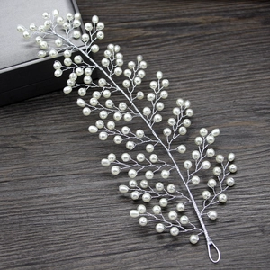 Peigne à cheveux de mariée fait main avec perles blanches et feuilles argentées sur bois