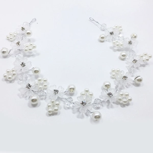 Détail d'un bandeau de mariée avec fleurs givrées et perles sur fil métallique argenté