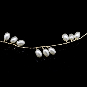 Vue macro d'un bandeau en perles fait main avec des détails en fil métallique doré