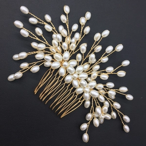 Détail d'un peigne à cheveux artisanal en fil d'or avec perles blanches en branche