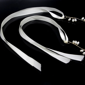 Ruban de cheveux perles fait main avec liens en satin blanc et accents dorés sur fond noir
