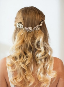 Vista posteriore di una sposa con un tralcio per capelli floreale argento, perle e cristalli