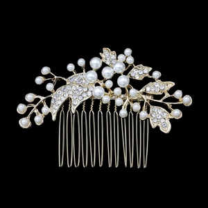 Dettaglio del pettine da sposa con perle e strass su base in lega dorata