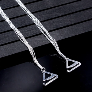 Dettaglio di catene a perle argentate multifilo con ganci metallici per spalline di reggiseno