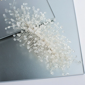Peigne à cheveux de mariée avec fil argenté et cristaux étincelants pour mariage chic