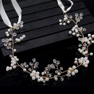 Vigne de cheveux mariée élégante avec perles blanches et cristaux brillants sur fil doré