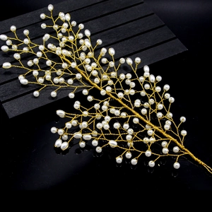 Détail du peigne à cheveux fait main avec perles blanches et branches dorées de mariage