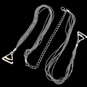 Dettaglio di spalline per reggiseno in catena di perline metalliche argentate a più file