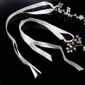 Détail d'un bandeau de mariée avec perles blanches et cristaux sur fil d'or floral