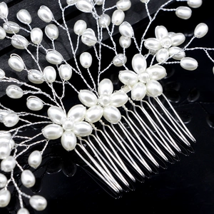 Détail du peigne à cheveux de mariée fait main avec perles blanches et fil de fleurs argenté