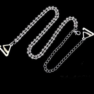 Dettaglio spalline reggiseno argento con strass a doppia fila e chiusure a moschettone