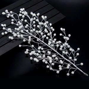 Détail d'une vigne de cheveux de mariée avec fil argenté et perles blanches en goutte