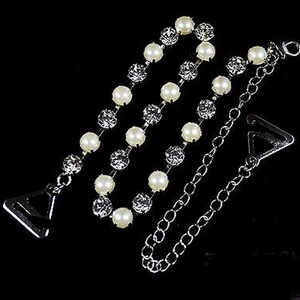Dettaglio spalline regolabili con perle bianche e strass scintillanti per biancheria