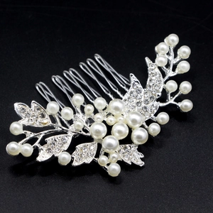 Dettaglio del pettine per capelli da sposa con perle e strass su lega metallica argento