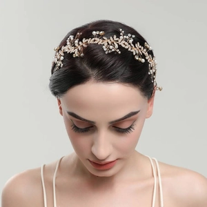 Dettaglio del cerchietto da sposa con perle e cristalli in design a foglia dorata