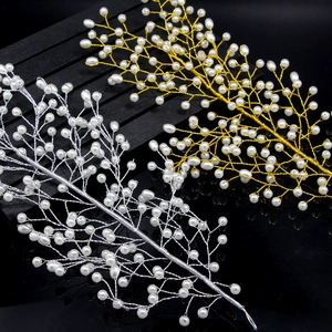 Détail de vigne à cheveux mariée faite main avec perles et design de feuilles