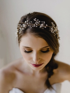Gros plan détaillé d'un bandeau de mariée artisanal avec cristaux et perles sur fil doré