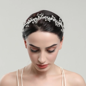 Elegante cerchietto da sposa con foglie d'argento, cristalli brillanti e perle bianche