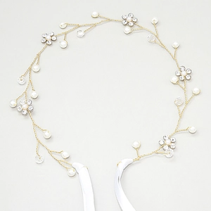 Eleganter Braut-Haarschmuck mit Golddraht, weißen Perlen und Kristallblüten-Details