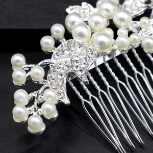Vista macro del pettine per capelli da sposa argento con eleganti perle bianche e strass