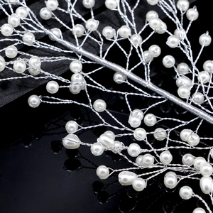 Vue macro du peigne de mariée fait main avec fils d'argent et détails de feuilles de perles