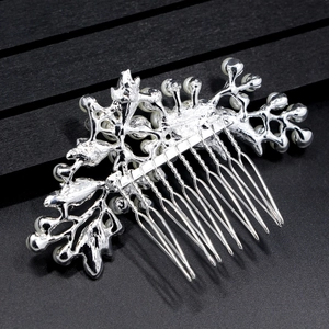 Dettaglio del retro del pettine da sposa in lega d'argento con perle bianche e struttura metallica