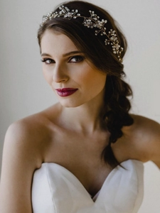 Détail de vigne à cheveux mariée faite main en fil doré avec cristaux et perles sur modèle