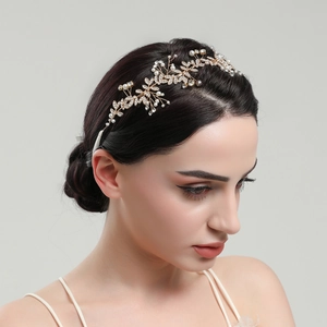 Elegante cerchietto da sposa dorato con strass scintillanti e perle bianche dal design floreale