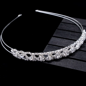 Détails de ce bandeau de mariage argenté orné de strass brillants et design ondulé élégant