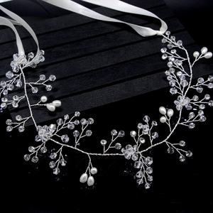 Vigne de cheveux de mariée avec cristaux et perles sur fond noir texturé élégant