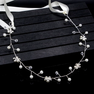 Eleganter Haarschmuck für die Braut mit weißen Perlen, Kristallen und Seidenbändern