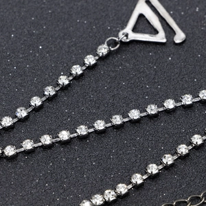 Vista dettagliata della catena di strass argento con cristalli incastonati e gancio in metallo