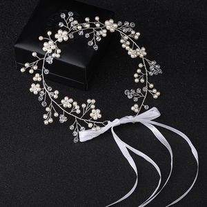 Détails de ce bandeau de mariée fait main avec perles, cristaux et rubans en soie