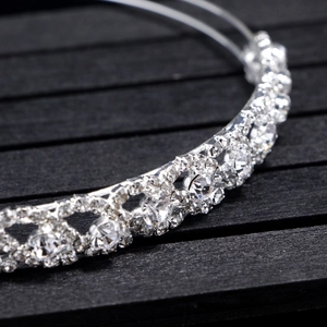 Détail macro du serre-tête double couche argenté avec strass brillants et perles de mariée