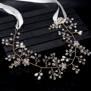 Bijou de tête de mariée doré avec cristaux et perles sur fond noir élégant