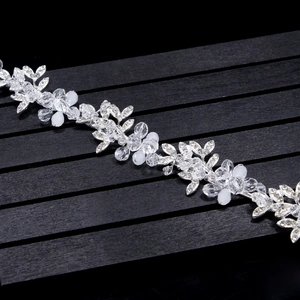 Vigne de cheveux mariée élégante avec feuilles argentées, cristaux et perles de mariage