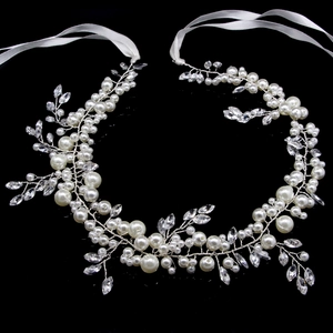 Vigne de cheveux de mariée avec perles blanches et strass marquise étincelants et rubans