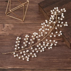 Détail du peigne à cheveux de mariée fait main en fil doré avec perles blanches et feuilles