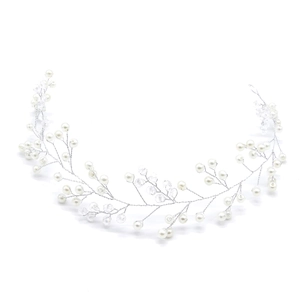 Détail d'une vigne de cheveux de mariée avec perles blanches et cristaux sur fil d'argent