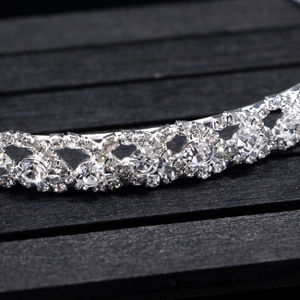Détail d'un serre-tête argenté élégant avec des strass et cristaux étincelants