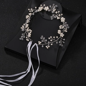 Détails de ce bandeau de mariée fait main avec perles blanches et cristaux brillants