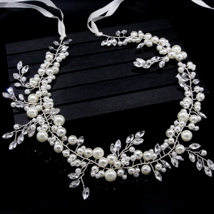 Serre-tête de mariée fait main avec perles blanches et strass sur fond noir élégant