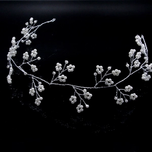Vigne de cheveux de mariée élégante avec perles blanches et fil d'argent poli