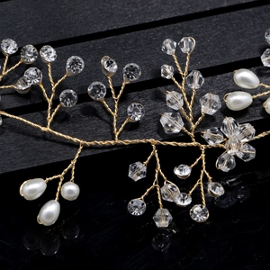 Vue macro d'un serre-tête de mariée en fil doré avec cristaux et perles blanches