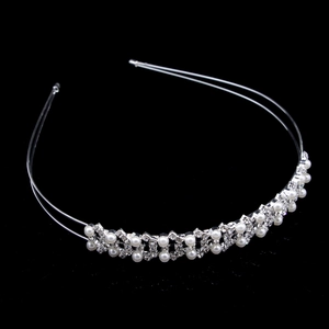 Détail du serre-tête de mariée argenté avec double rangée de strass et perles nacrées